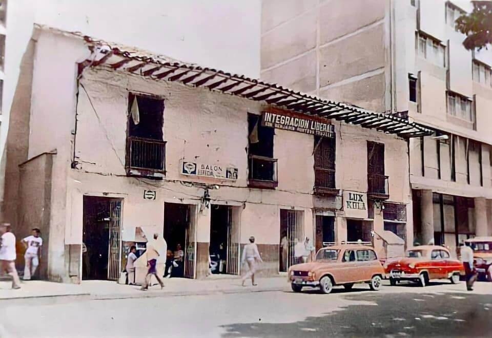 a building with a sign that says integracion liberal on it