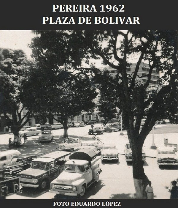 a black and white photo of pereira 1962 plaza de bolivar