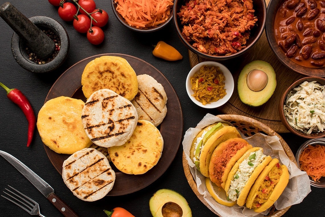 varios platos de comida están sobre una mesa