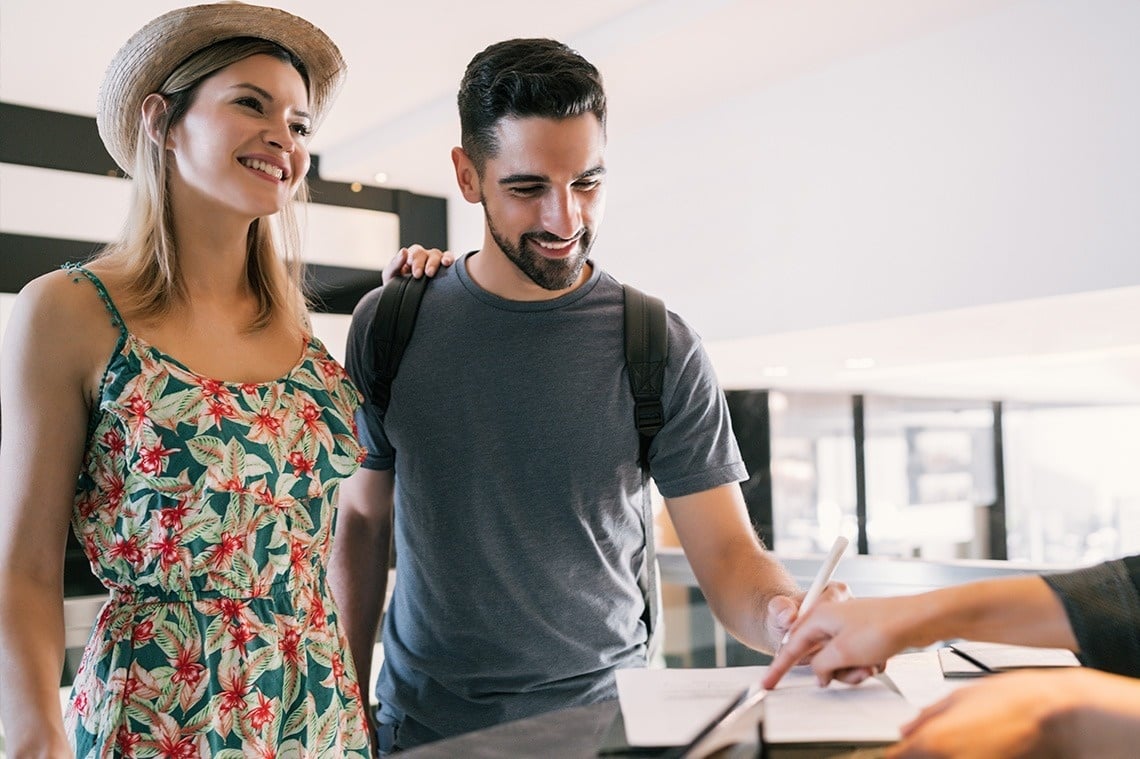 una escalera que conduce a un restaurante con un gran candelabro en el techo
