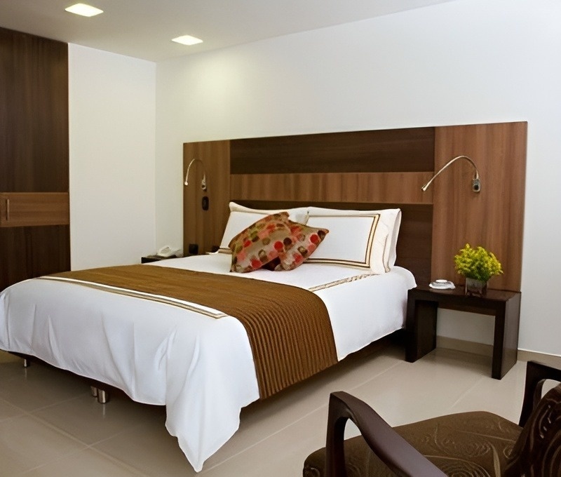 una habitación de hotel con una cama y una silla