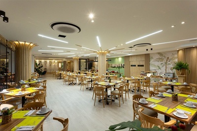 una habitación llena de mesas y sillas en un restaurante - 