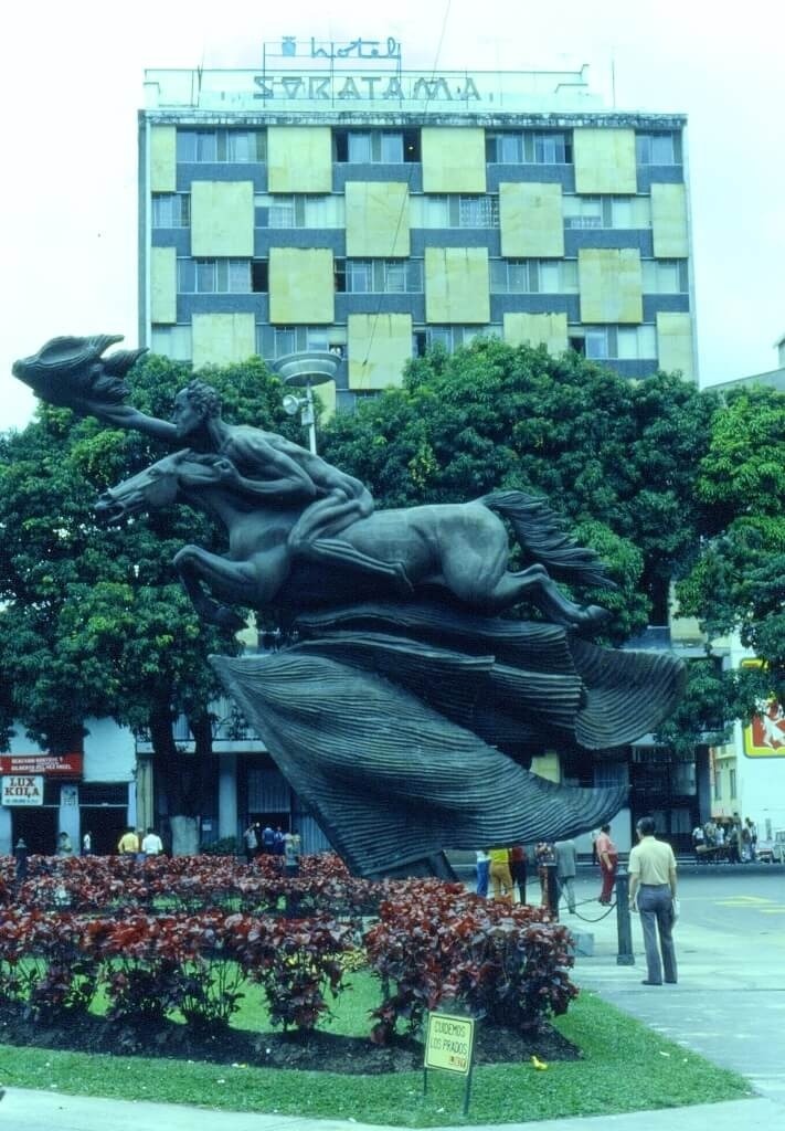 una estatua de una mujer a caballo frente a un hotel soratama