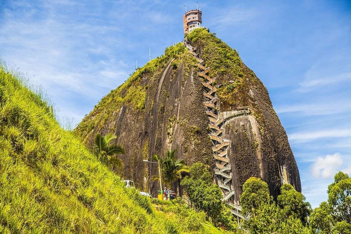 escaleras que conducen a una torre en la cima de una montaña