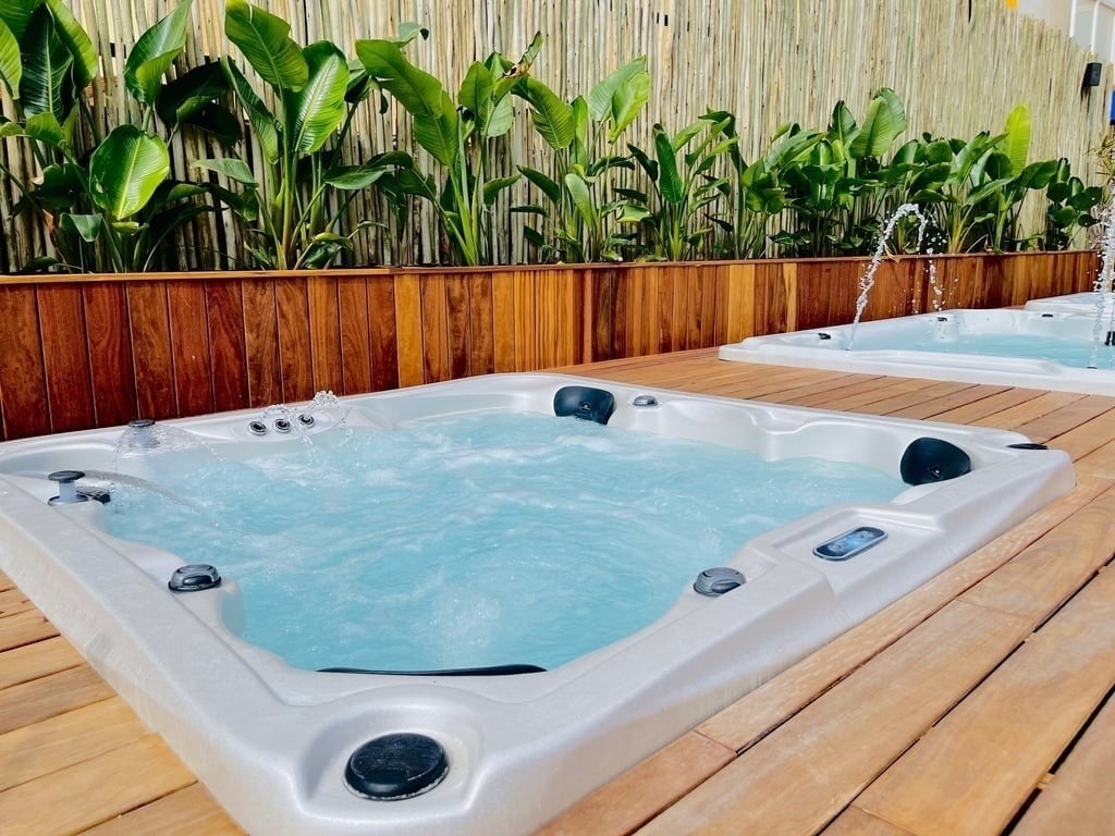 una gran piscina rodeada de hoteles y palmeras