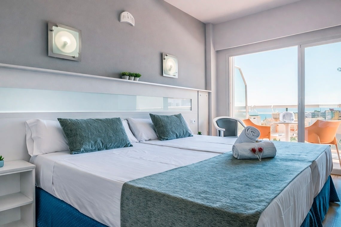 una habitación de hotel con una cama king size y una televisión .