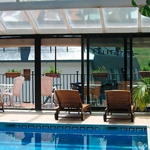 a swimming pool with a sign that says ' piscina ' on it