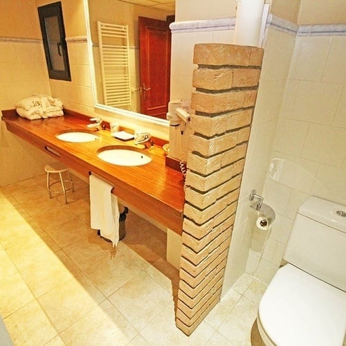 un baño con dos lavabos y un inodoro