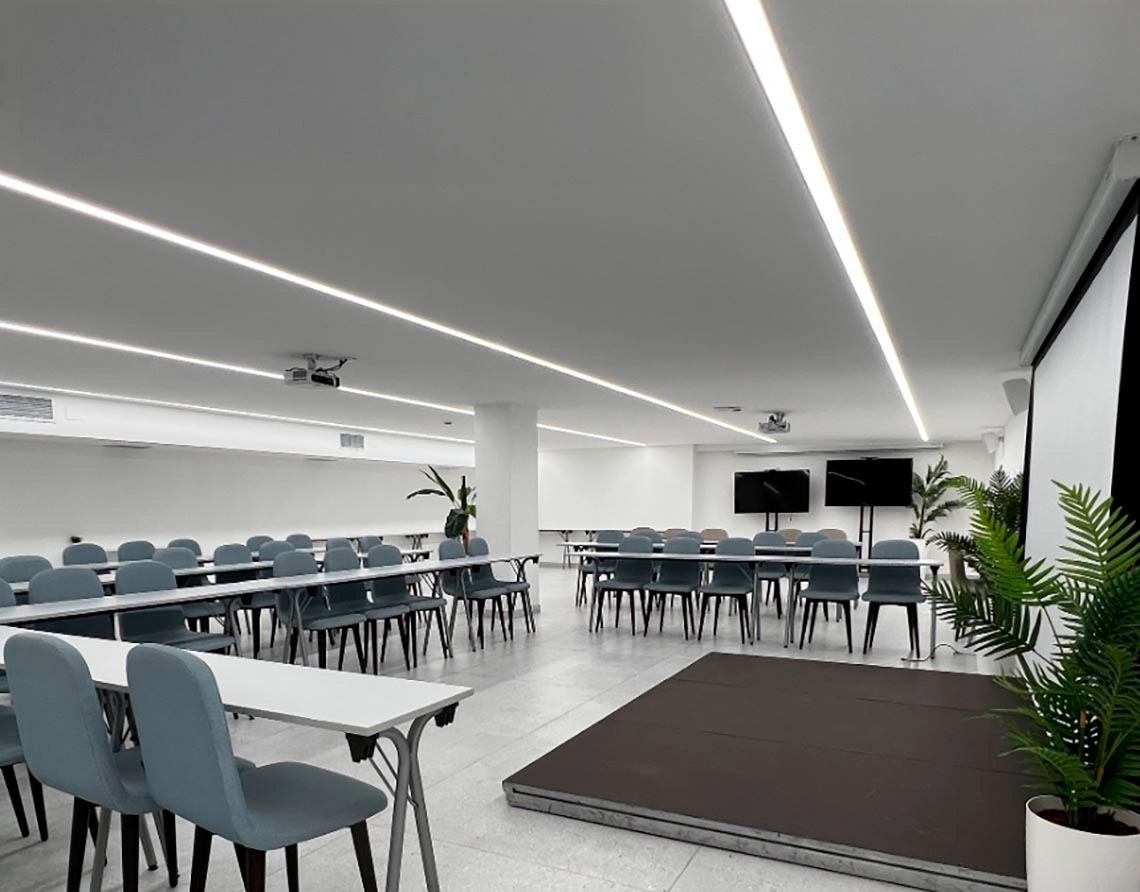 un pasillo que conduce a un restaurante con mesas y sillas