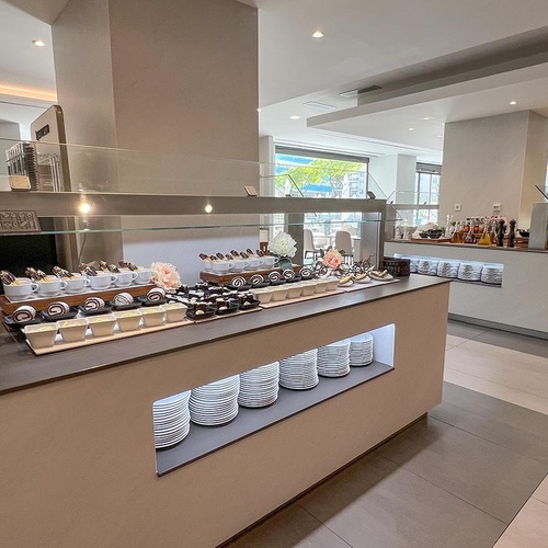 un barman prepara un cóctel en un restaurante