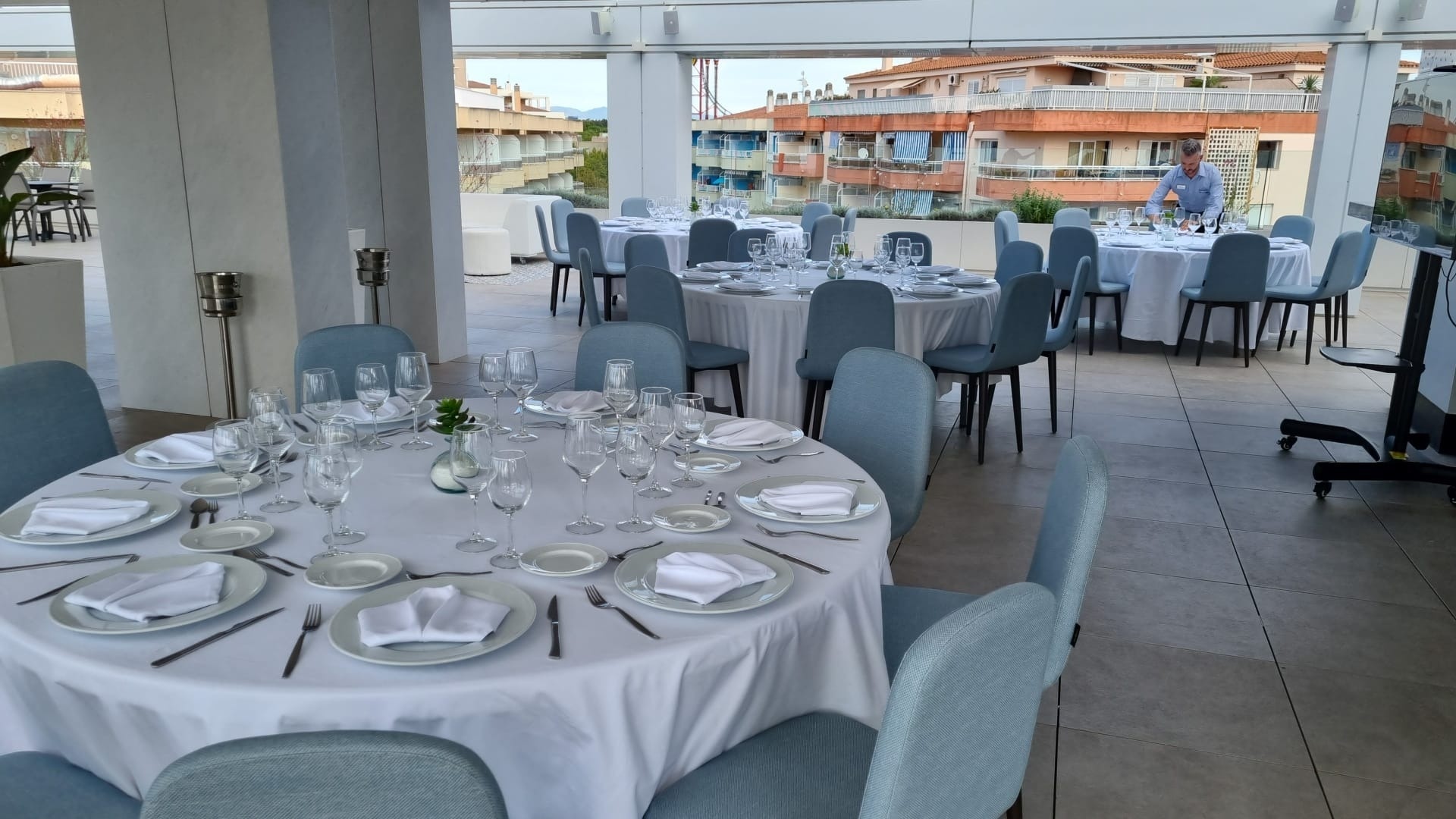 una sala de estar con un sofá y dos sillas