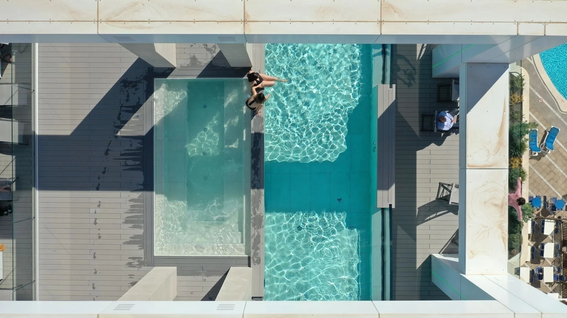 una vista aérea de dos mujeres nadando en una piscina