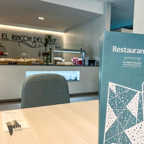 un buffet lleno de platos y tazones de comida