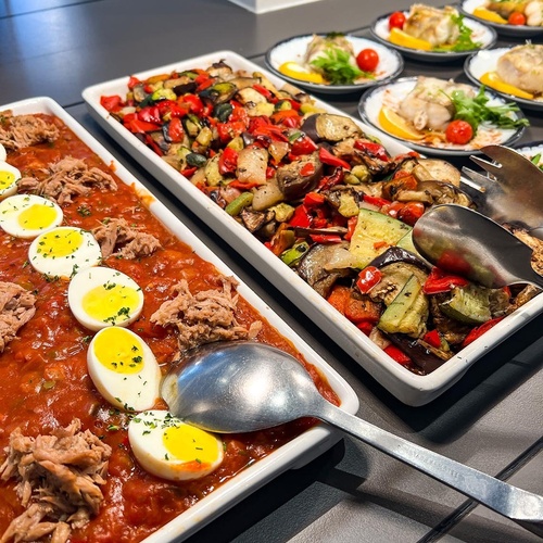 un buffet en un restaurante con platos y botellas de aceite