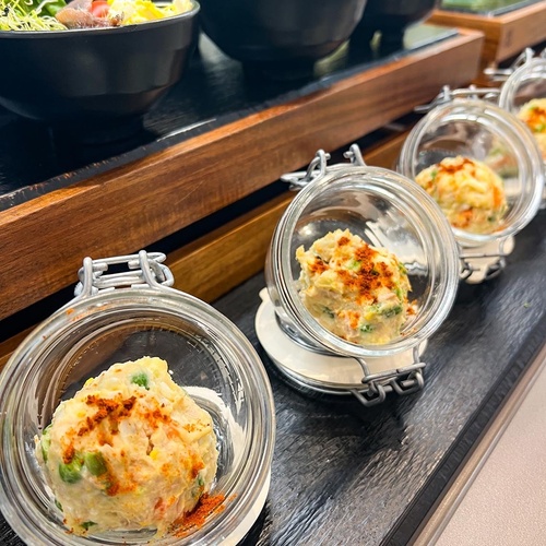 un restaurante con muchas mesas y sillas y un bar