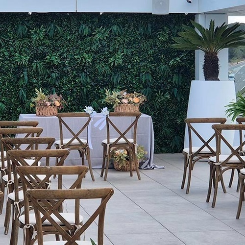 un pasillo que conduce a un restaurante con sillas y mesas