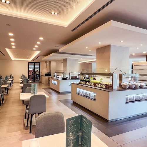 un restaurante con mesas y sillas y un buffet