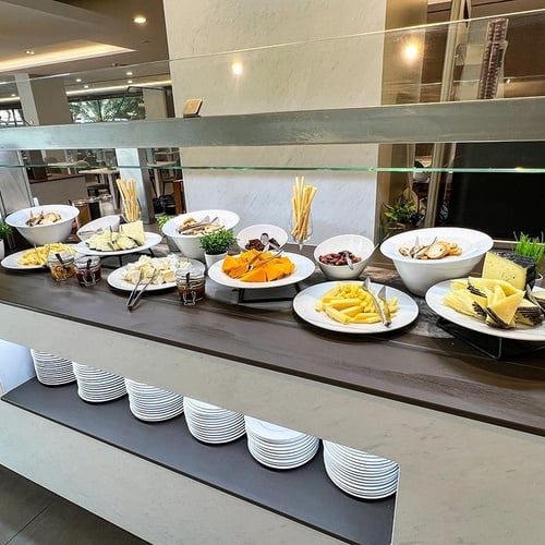 un restaurante con mesas y sillas azules y manteles azules