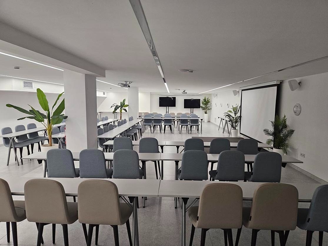 el vestíbulo del palacio olympus con dos elevadores