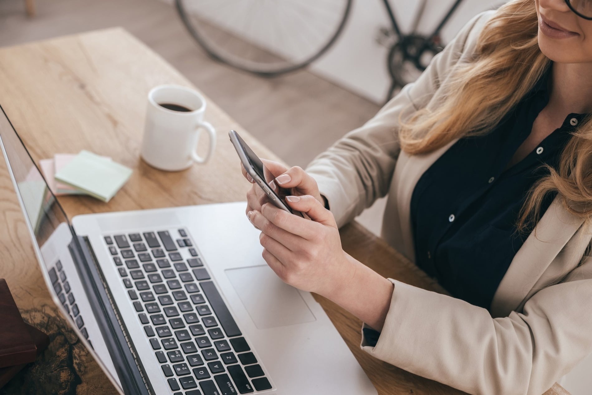 una persona presiona un botón en una campana de servicio