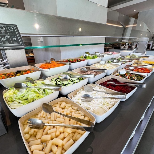 una variedad de carnes y verduras están sobre una mesa