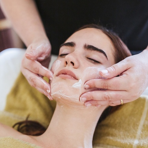 Eine Frau bekommt eine Gesichtsmassage in einem Spa