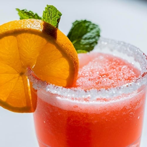 ein Raum mit weißen Tischen und Stühlen und einem Kronleuchter