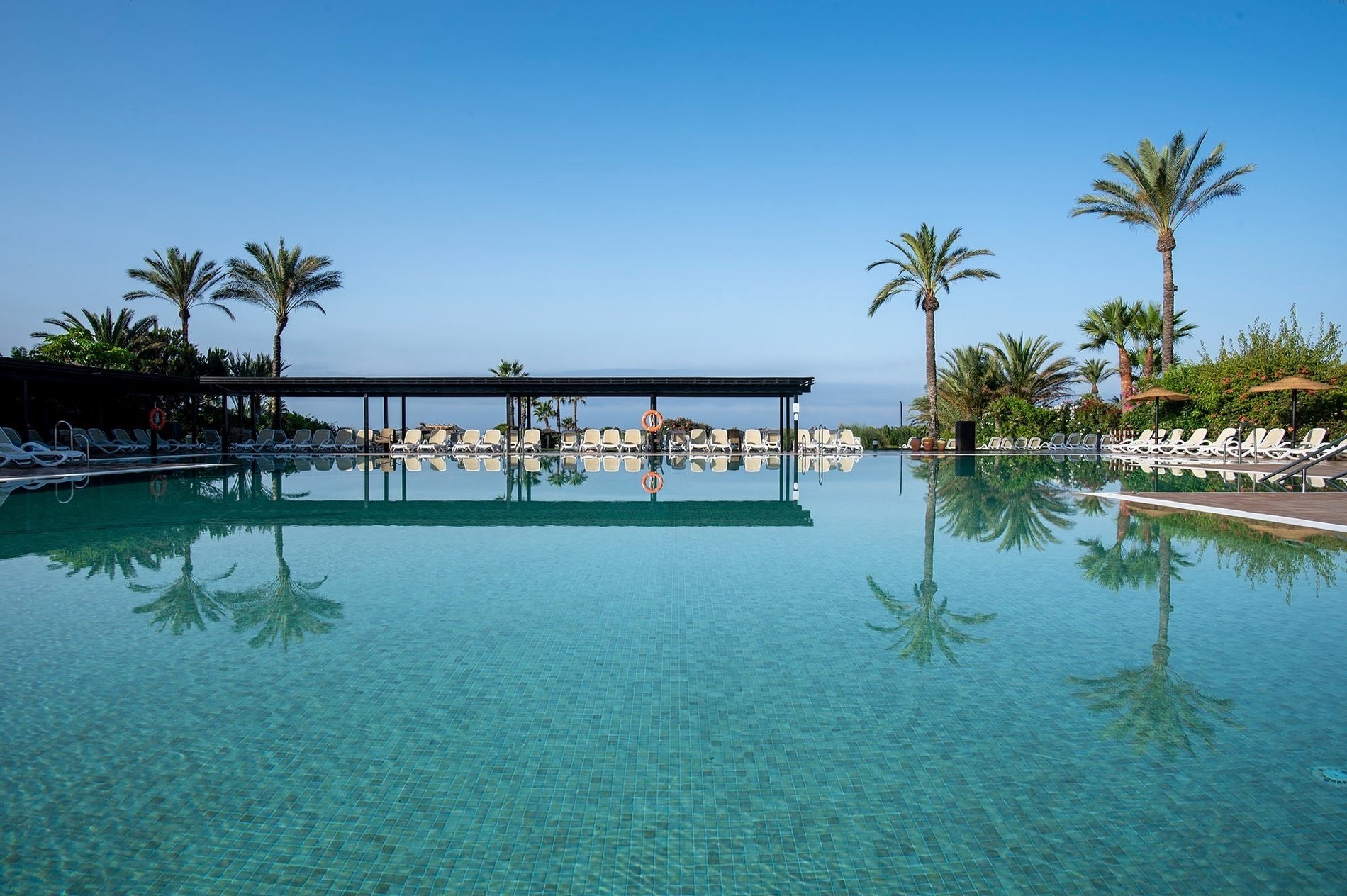 eine Luftaufnahme eines großen Swimmingpools in einem Resort