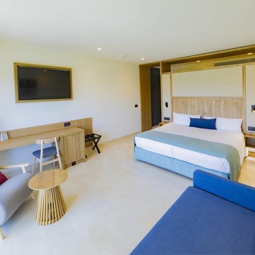 ein Hotelzimmer mit einem Bett und einem Fernseher