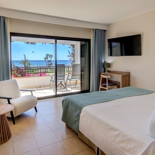 ein Hotelzimmer mit einem Bett und einem Fernseher