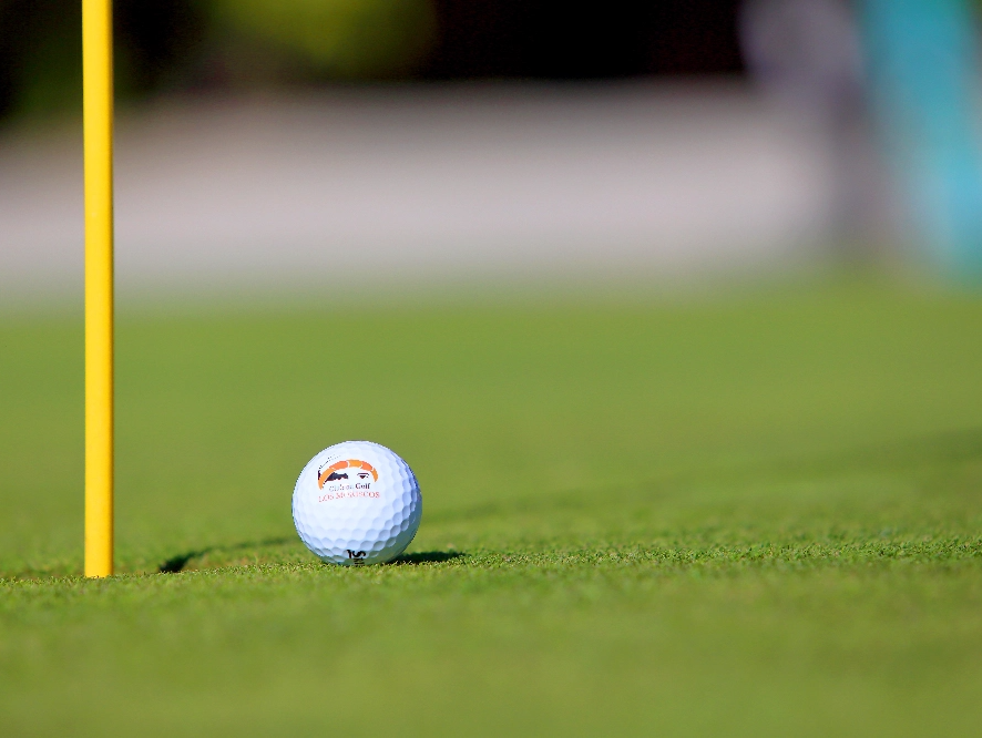 ein Tisch und Stühle stehen vor einem großen Fenster