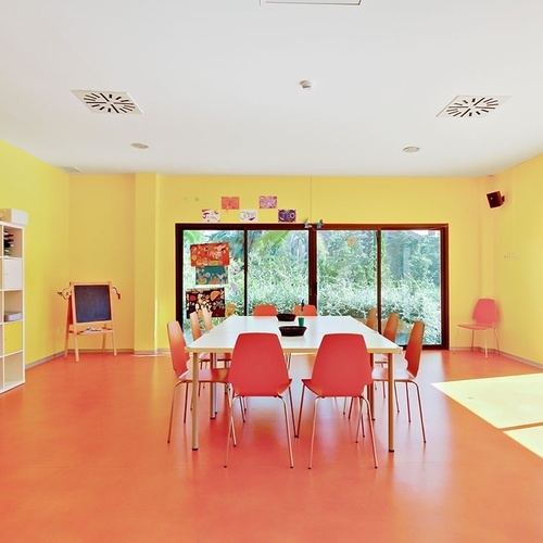 eine Luftaufnahme eines Resorts mit Bergen im Hintergrund