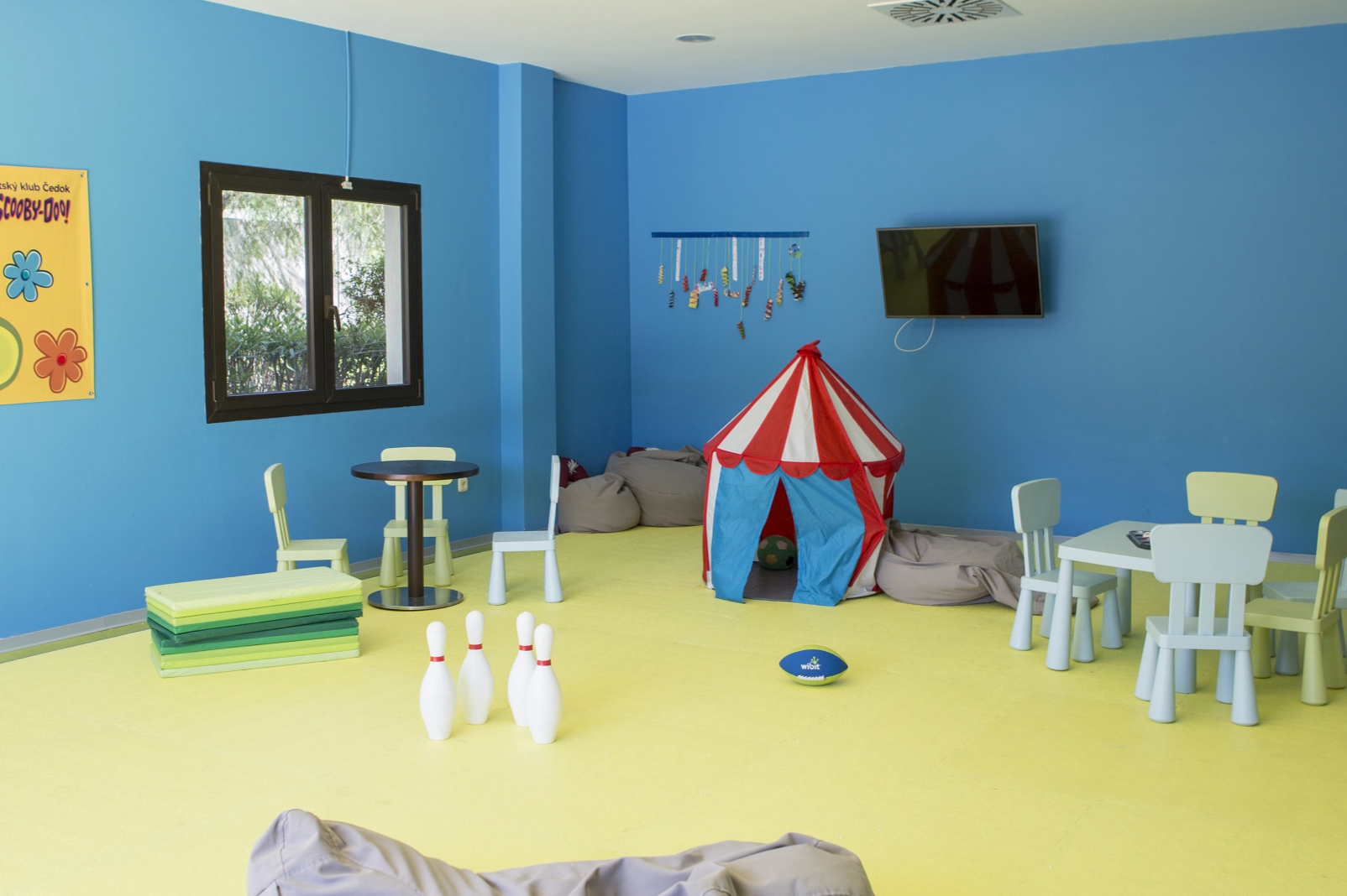 ein Mann und eine Frau fahren mit ihren Fahrrädern auf einem Gehweg