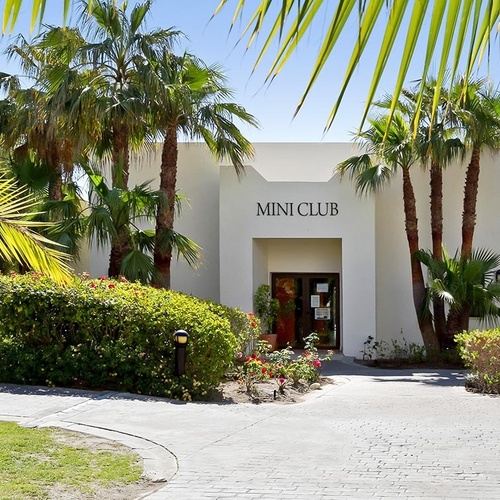 ein weißes Gebäude mit der Aufschrift Mini-Club darauf