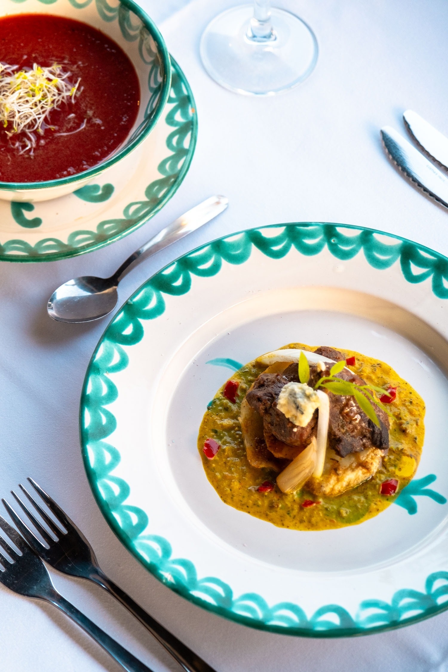 un hombre y una mujer caminan por un campo de golf