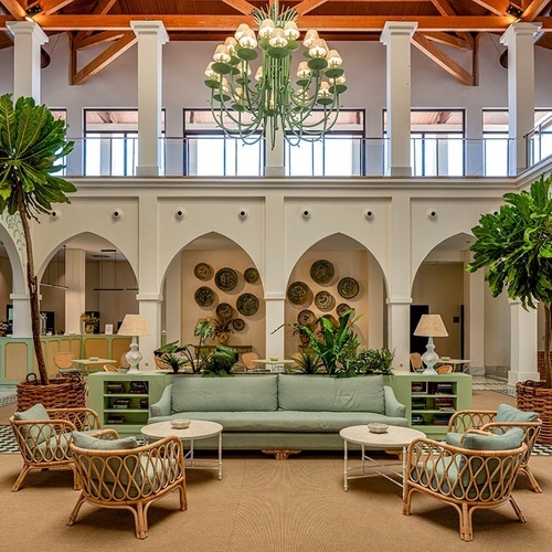 ein großer Raum mit vielen Möbeln und einem Kronleuchter