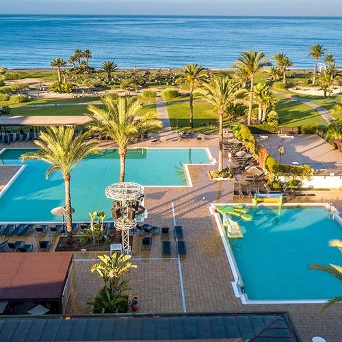 eine Luftaufnahme eines großen Swimmingpools in einem Resort