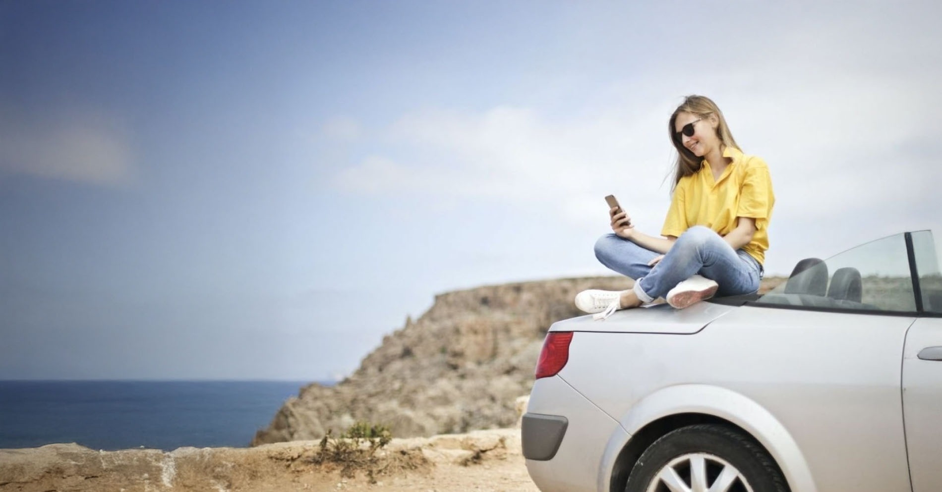 una vista aérea de un complejo turístico con montañas en el fondo