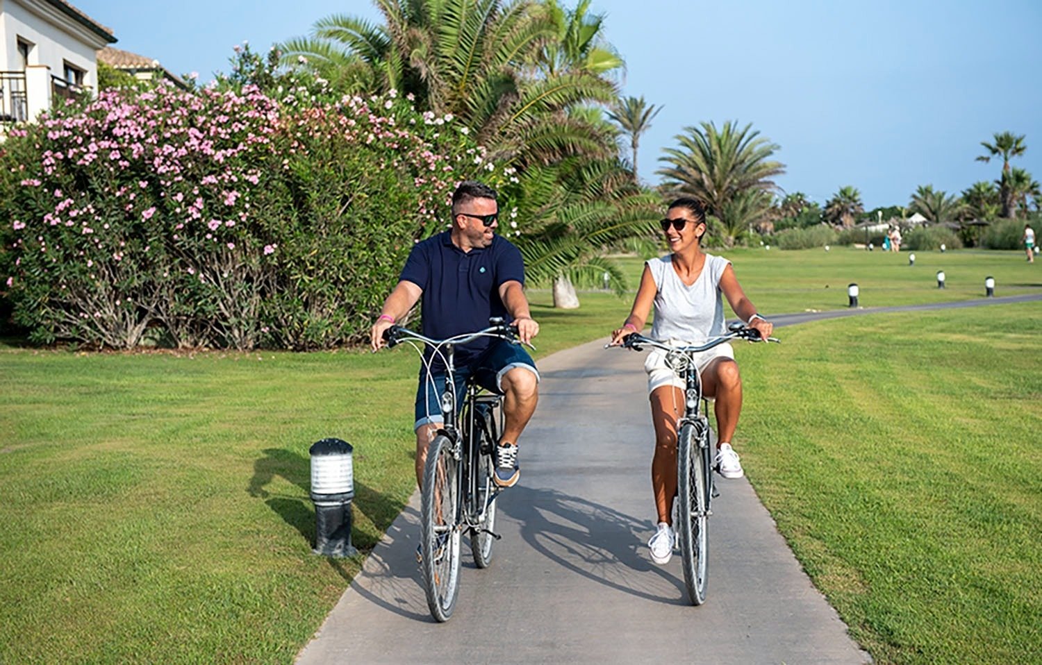 una hoja en forma de corazón está en la playa
