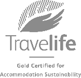 un logotipo de viajelife con una mano y una hoja