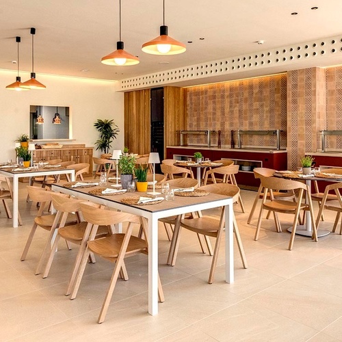 ein Esszimmer mit vielen Tischen und Stühlen