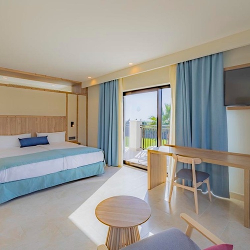 ein Hotelzimmer mit einem Bett und einem Schreibtisch