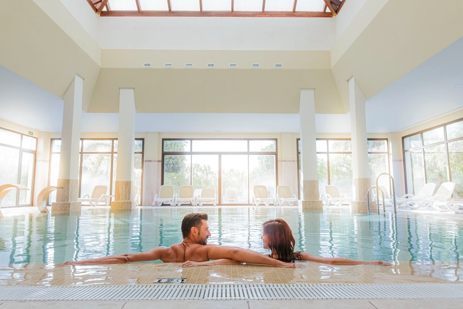 un collage de fotos de una sala de estar con muebles y una planta