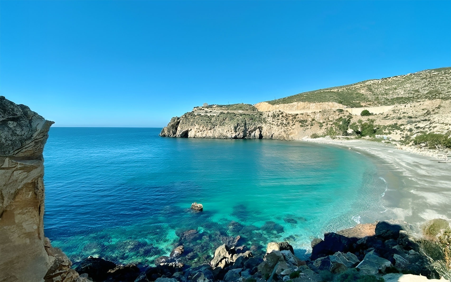 una vista aérea de una playa con sillas y sombrillas