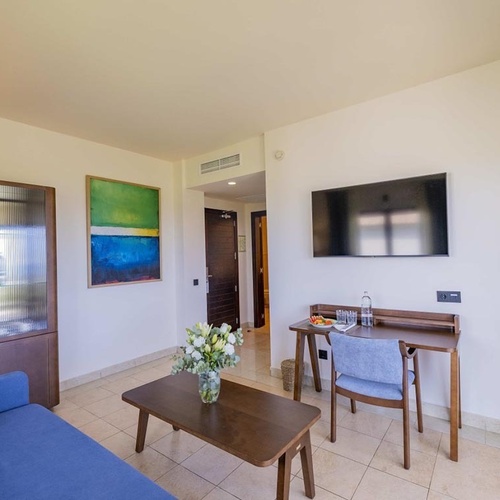 ein Wohnzimmer mit einem Couchtisch und einem Fernseher