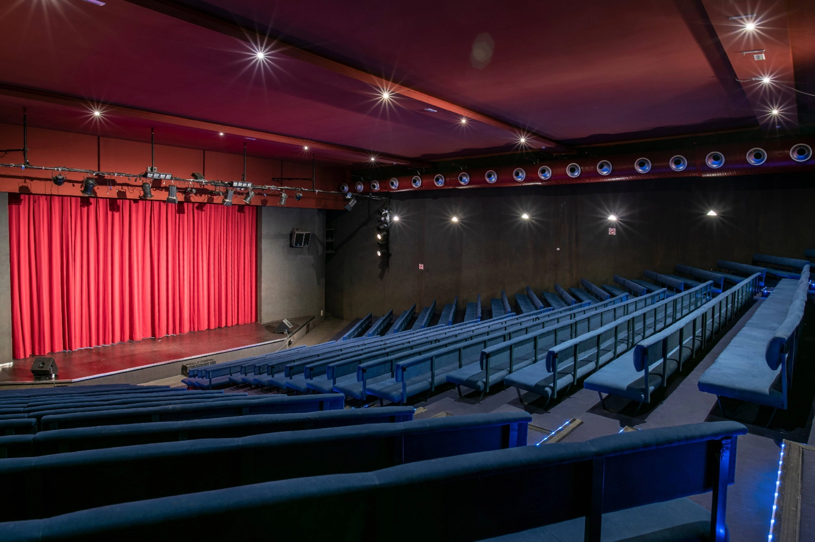 l' eau est turquoise et il y a un gros rocher dans l' eau