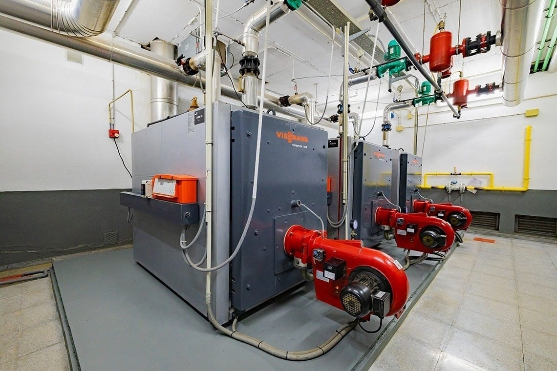 un couloir avec beaucoup de tuyaux et d' équipements