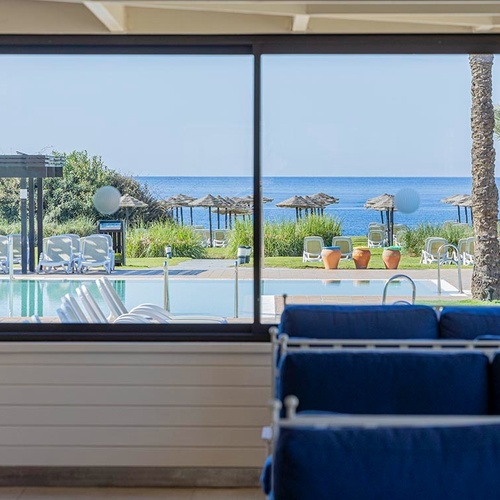 ein Raum mit weißen Tischen und Stühlen und einem Kronleuchter