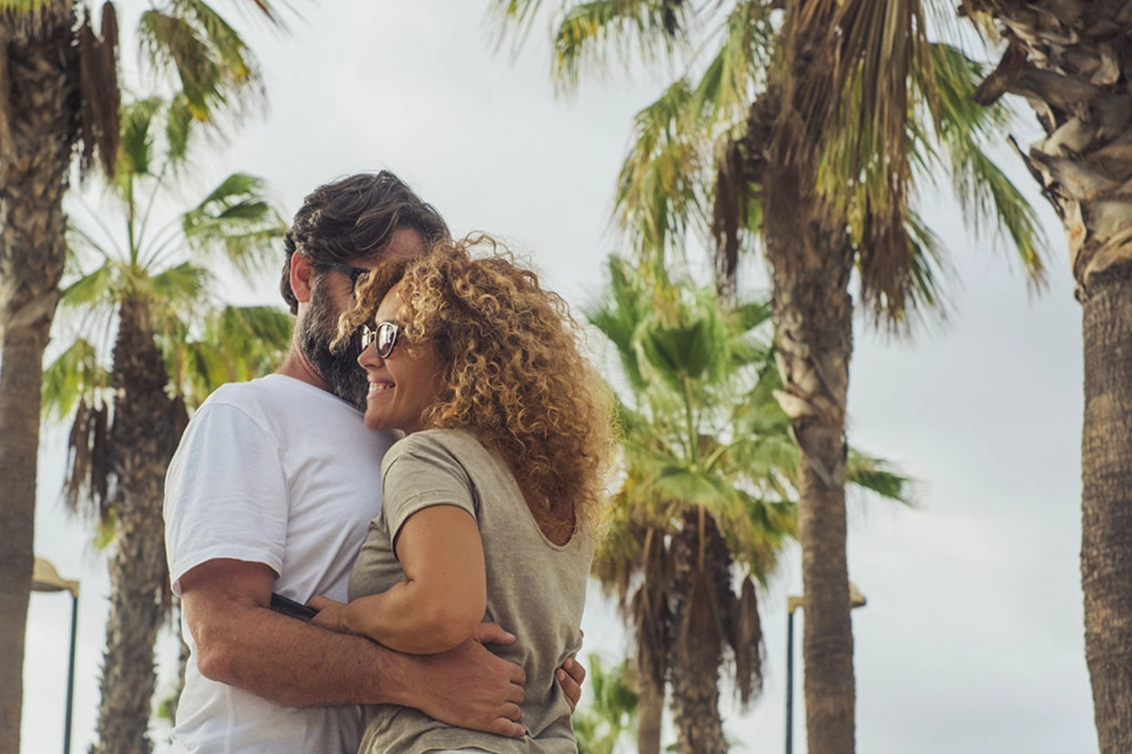 eine Collage aus Bildern eines Restaurants mit einem Tisch und Stühlen
