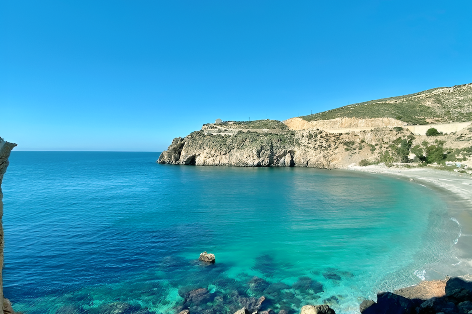 una mesa con platos de comida y un vaso de vino